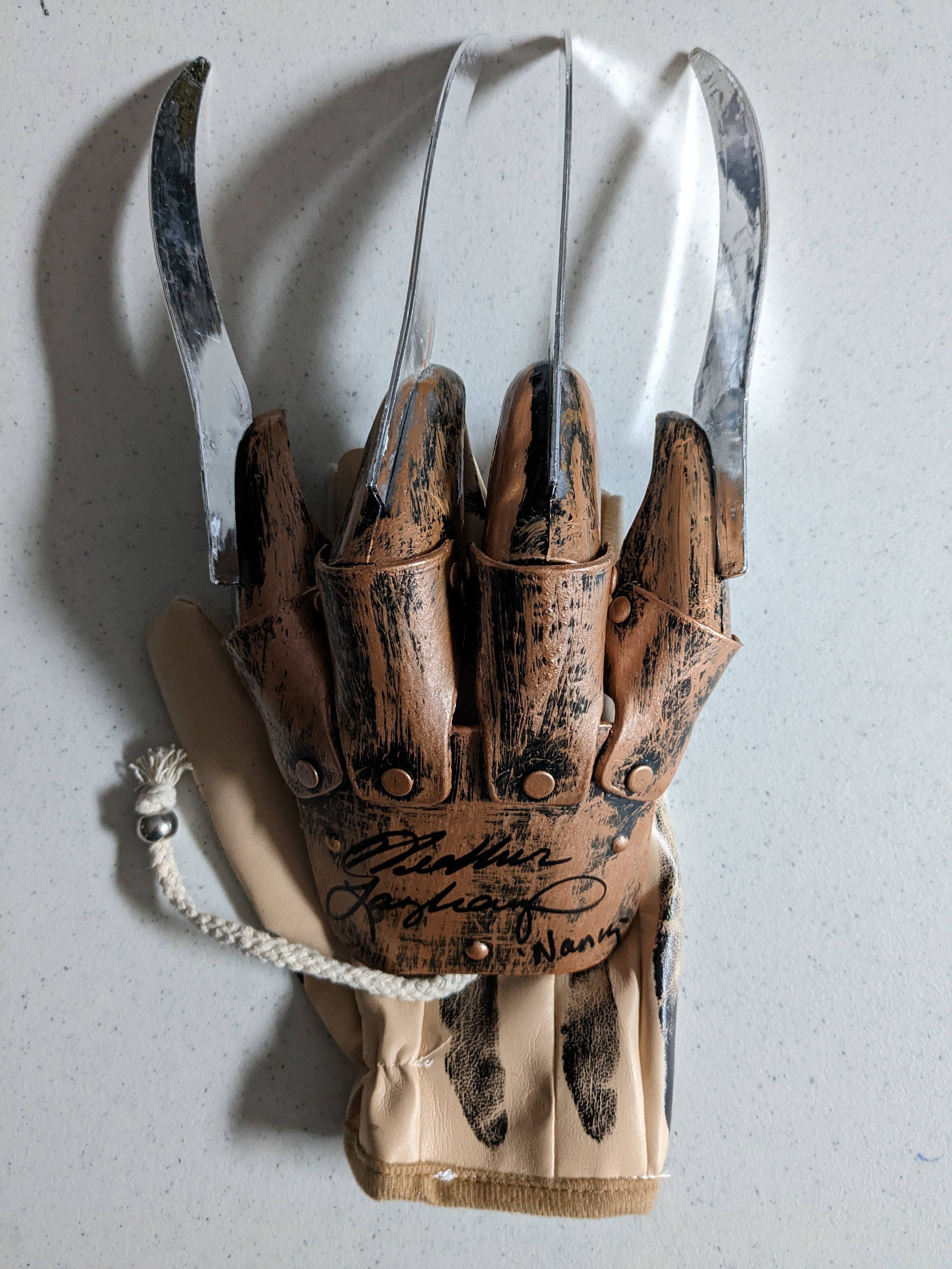 freddy krüger handschuh kaufen HEATHER LANGENKAMP Signed Freddy Krueger GLOVE Nightmare BAS JSA – HorrorAutographs.com